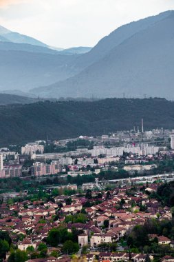Tepeden Grenoble görünümü