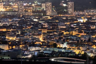 Tepeden grenoble 'un gece manzarası
