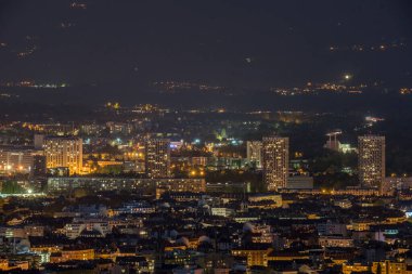 Tepeden grenoble 'un gece manzarası