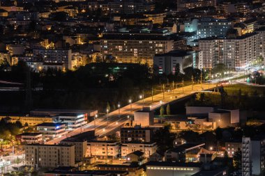 Tepeden grenoble 'un gece manzarası