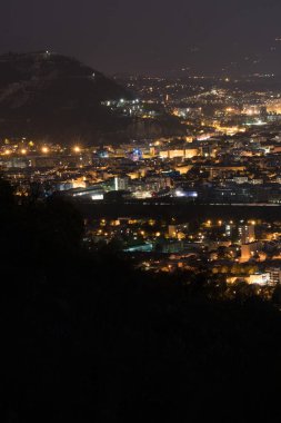 Tepeden grenoble 'un gece manzarası