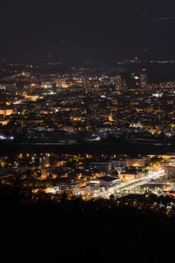 Tepeden grenoble 'un gece manzarası