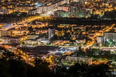Tepeden grenoble 'un gece manzarası