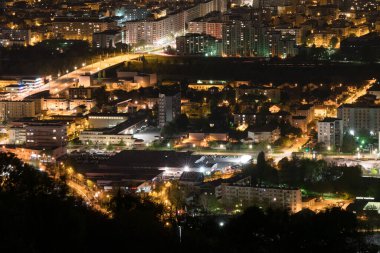 Tepeden grenoble 'un gece manzarası