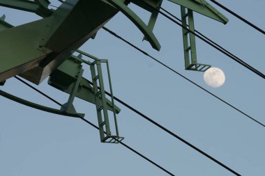 Fransa 'nın Grenoble kentindeki La Bastille tepesinden inen kablo araba.