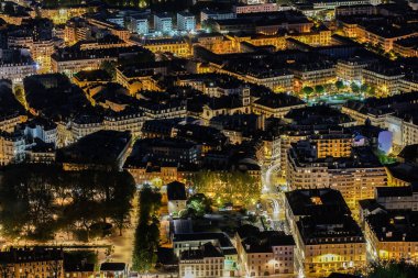Tepeden grenoble 'un gece manzarası