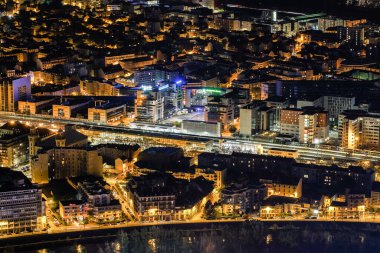 Tepeden grenoble 'un gece manzarası