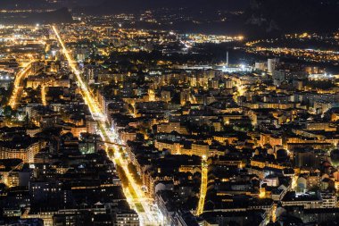 Tepeden grenoble 'un gece manzarası