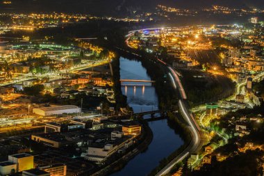 Tepeden grenoble 'un gece manzarası