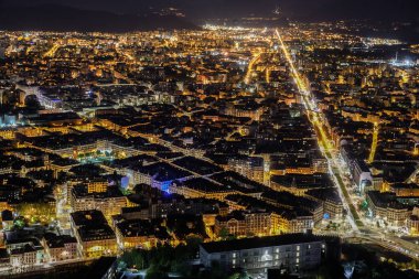 Tepeden grenoble 'un gece manzarası
