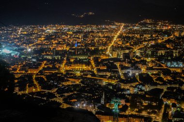 Tepeden grenoble 'un gece manzarası