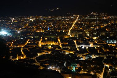 Tepeden grenoble 'un gece manzarası
