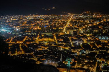 Tepeden grenoble 'un gece manzarası