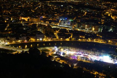 Grenoble 'un Bastille' den havai fişeklerle çevrili gece manzarası