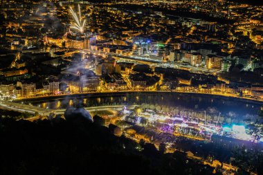 Grenoble 'un Bastille' den havai fişeklerle çevrili gece manzarası