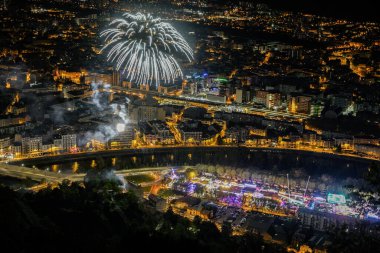 Grenoble 'un Bastille' den havai fişeklerle çevrili gece manzarası