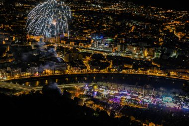 Grenoble 'un Bastille' den havai fişeklerle çevrili gece manzarası