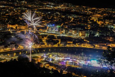 Grenoble 'un Bastille' den havai fişeklerle çevrili gece manzarası