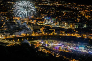 Grenoble 'un Bastille' den havai fişeklerle çevrili gece manzarası