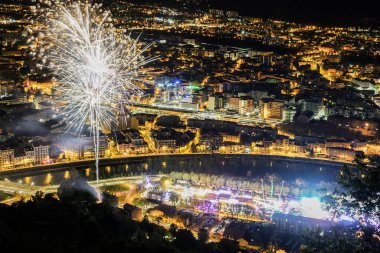 Grenoble 'un Bastille' den havai fişeklerle çevrili gece manzarası