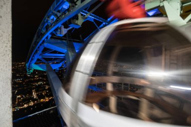 Fransa 'nın Grenoble kentindeki La Bastille tepesinde gece telgraflı araba.
