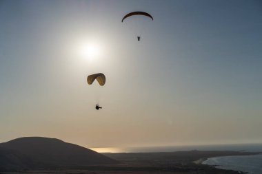 Kuzey Tunisia 'da Günbatımı Paragliding - Kaptan Angela