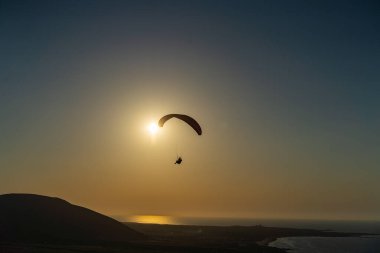 Kuzey Tunisia 'da Günbatımı Paragliding - Kaptan Angela