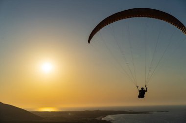 Kuzey Tunisia 'da Günbatımı Paragliding - Kaptan Angela