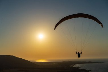 Kuzey Tunisia 'da Günbatımı Paragliding - Kaptan Angela