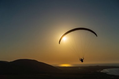 Kuzey Tunisia 'da Günbatımı Paragliding - Kaptan Angela