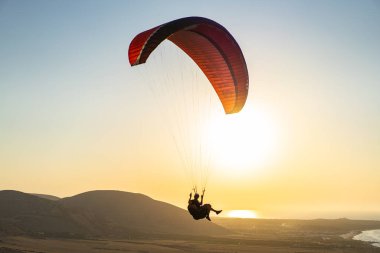 Kuzey Tunisia 'da Günbatımı Paragliding - Kaptan Angela