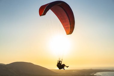 Kuzey Tunisia 'da Günbatımı Paragliding - Kaptan Angela