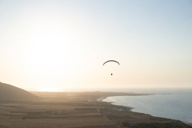 Kuzey Tunisia 'da Günbatımı Paragliding - Kaptan Angela