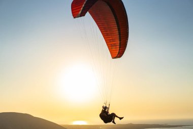Kuzey Tunisia 'da Günbatımı Paragliding - Kaptan Angela