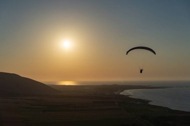 Kuzey Tunisia 'da Günbatımı Paragliding - Kaptan Angela