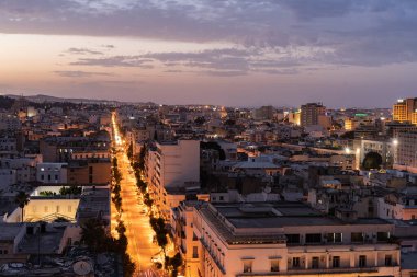  Tunus 'un geceleri kuş gözü manzarası Tunus' un başkenti ve en büyük şehridir. 