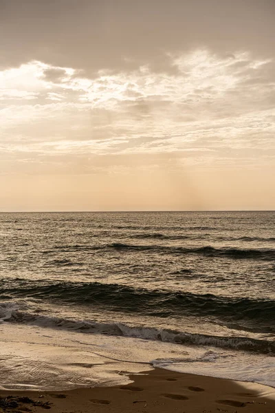 Kumsalda sabah ve gün doğumu - Kuzey Tunus