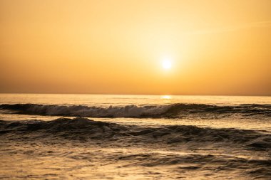 Kuzey Tunus sahilinde akşam ve gün batımı 