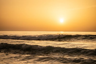 Kuzey Tunus sahilinde akşam ve gün batımı 