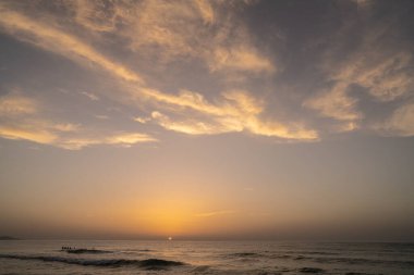 Kuzey Tunus sahilinde akşam ve gün batımı 