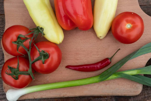 Hagyma Van Vágódeszkán Forró Édes Paprika Piros Paradicsom — Stock Fotó