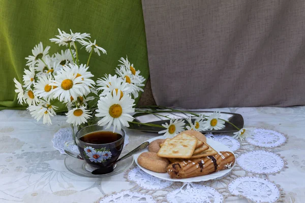 Transparent Glass Metal Tray Daisies Plate Cookies Cake Nearby Cup — Stock Photo, Image