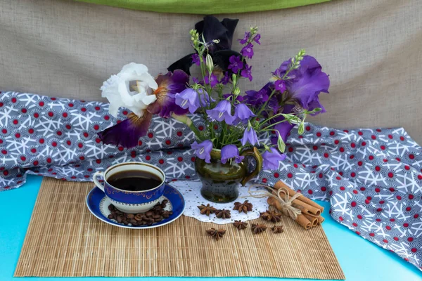 Napkin Straws Glass Bouquet Bells Irises Nearby Cup Coffee Cinnamon — Stock Photo, Image