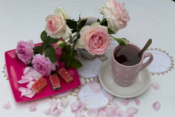 White Table Lace Napkin Bouquet Pink Roses Plate Two Roses — Stock Photo, Image