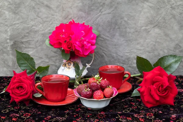 Tablecloth Bowl Strawberries Two Cups Tea Bouquet Roses Nearby Two — Stock Photo, Image