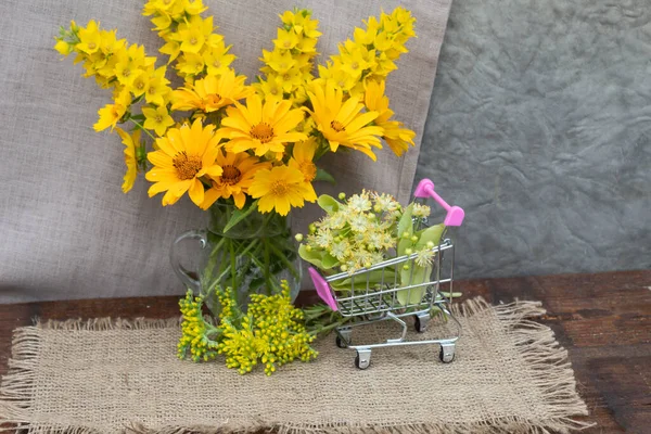 Masanın Üzerinde Parlak Bir Buket Sarı Çiçek Var Sedum Çiçekleri — Stok fotoğraf