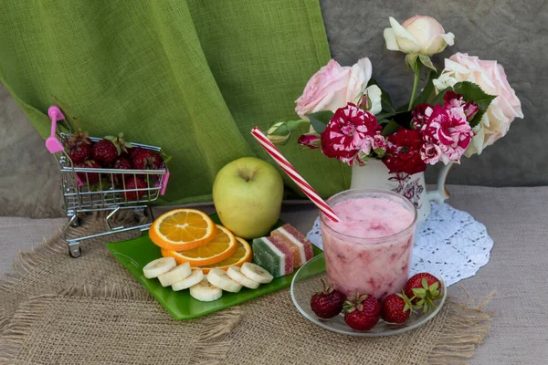 Mesa Hay Ramo Rosas Carrito Supermercado Con Fresas Vaso Con —  Fotos de Stock