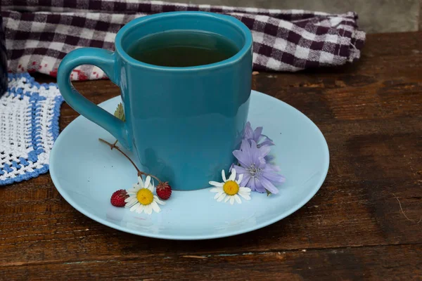 Tea Poured Blue Cup Saucer Lies Strawberries Chamomile Flowers Chicory — Stock Photo, Image