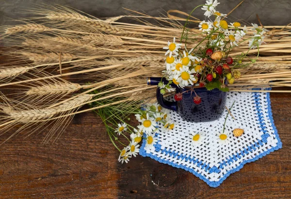 Auf Einer Weißen Serviette Liegt Ein Strauß Gänseblümchen Und Walderdbeeren — Stockfoto