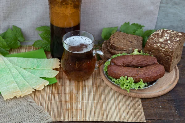 Table Plate Chips Mug Beer Hop Leaves Bread Lie Nearby — Stock Photo, Image